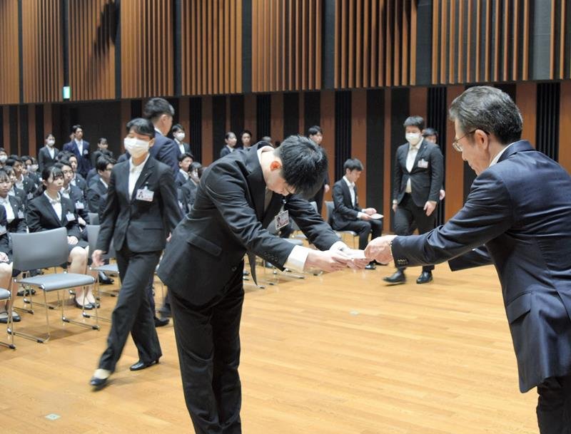 入行式で辞令を受け取る千葉銀行の新人行員ら＝１日、千葉市中央区
