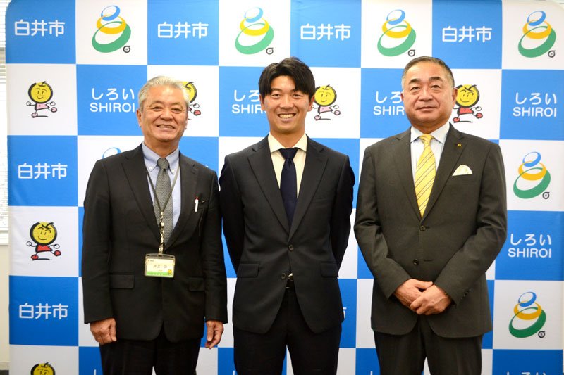 白井市役所を訪れ、笠井市長（右）らに子どもたちを応援したいと話した武藤選手（中央）