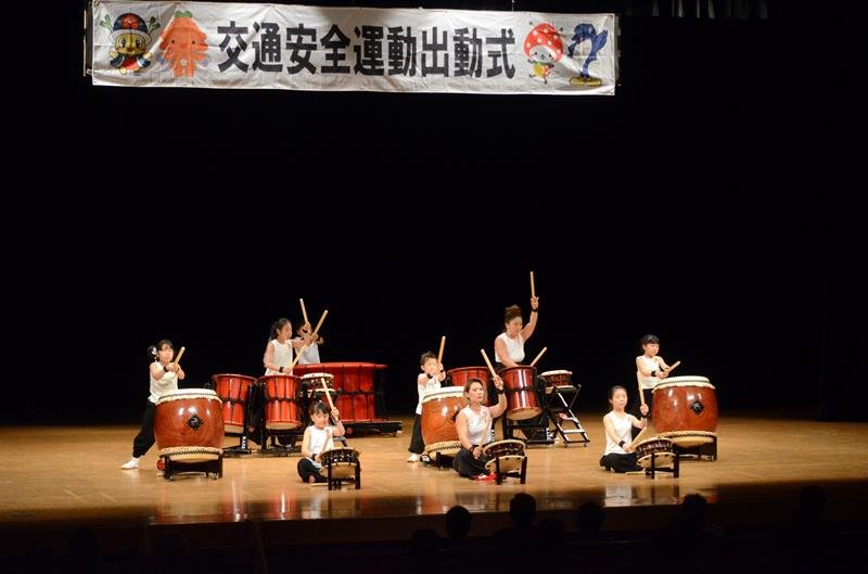 交通安全を願い和太鼓を演奏する「風―ＫＡＺＥ―」のメンバー＝芝山町
