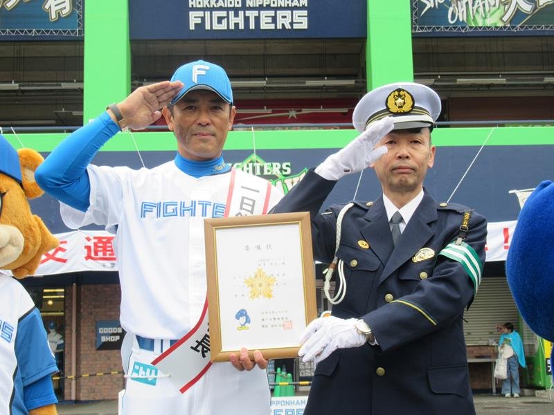 一日署長を委嘱された稲葉監督（左）。右は掛谷署長＝６日、鎌ケ谷市
