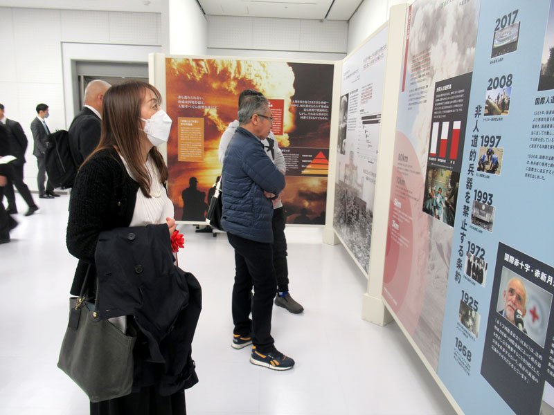 核廃絶を訴えるパネルが並ぶ啓発展示会＝１１日、市川市