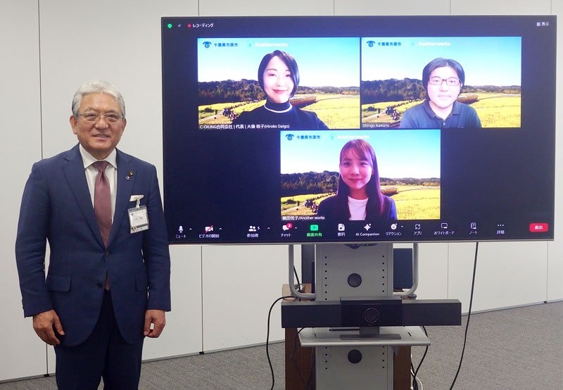 ふるさと納税寄付額向上アドバイザーの河野氏（モニター上段右）と新規返礼品開発アドバイザーの大後氏（同左）＝市原市役所