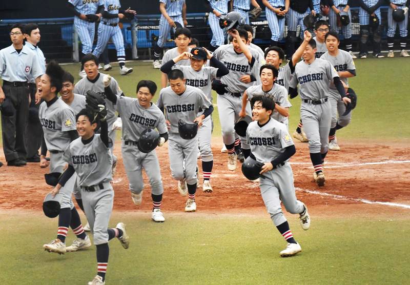 ５９年ぶりの８強入りを決め、喜ぶ長生の選手たち＝ゼットエー