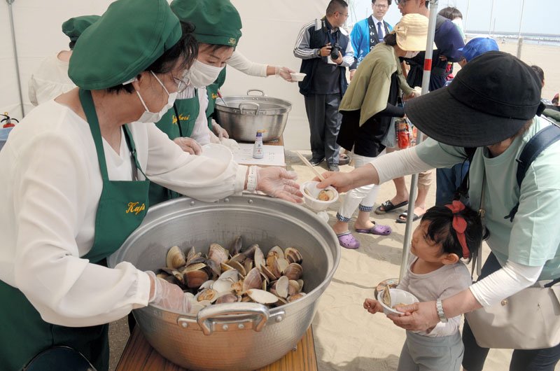 九十九里町で「関東一早い海開き」　片貝中央海岸　獅子舞や和太鼓で盛り上げ　夏を前に安全祈願、ハマグリも振る舞い