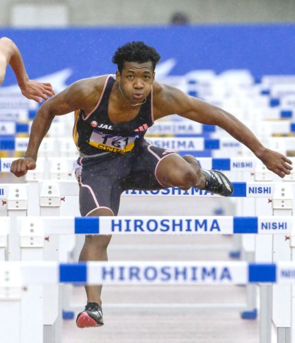 男子１１０メートル障害決勝で力走する村竹ラシッド。１３秒２９で優勝した＝ホットスタッフフィールド広島（共同）