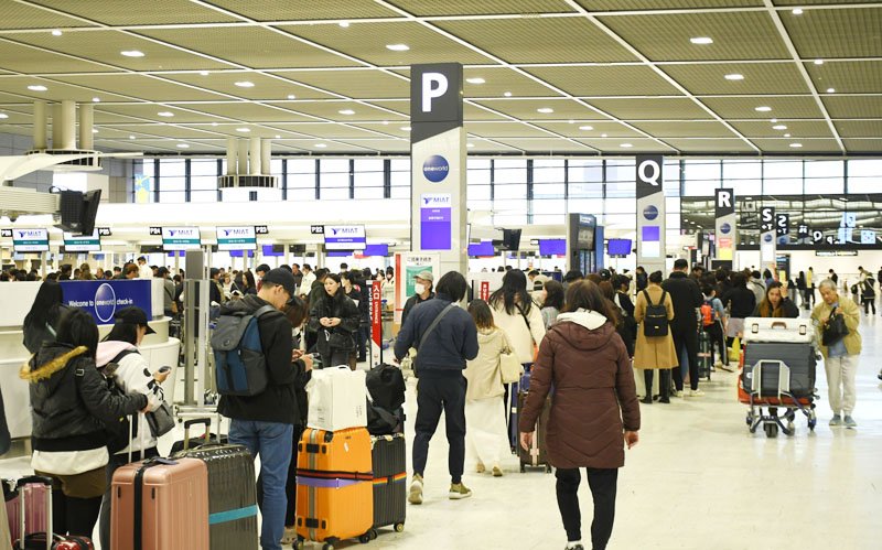 国際線の利用客でにぎわう成田空港＝３月、成田市