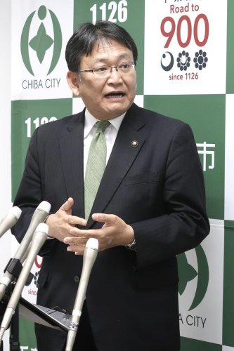 ＪＲ東日本の土沢壇・千葉支社長との会談後に取材に応じる千葉市の神谷俊一市長＝１月、同市役所（共同）
