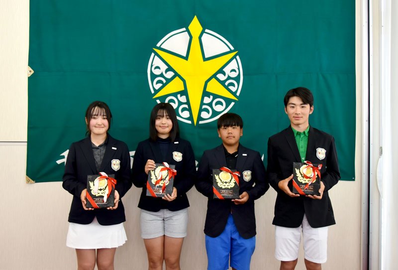 優勝した（右から）中山、高浦、清藤、重原