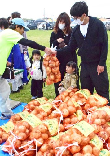 白子特産のタマネギを買い求める来場者ら＝１２日、白子町
