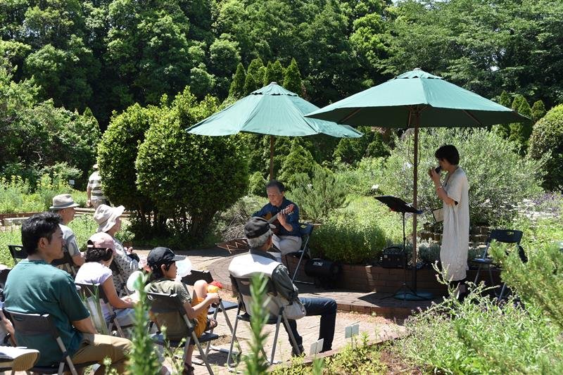 ハーブの香り漂う園内外でコンサートなど各種催しが繰り広げられた「しすい・ハーブガーデンまつり」＝酒々井町墨
