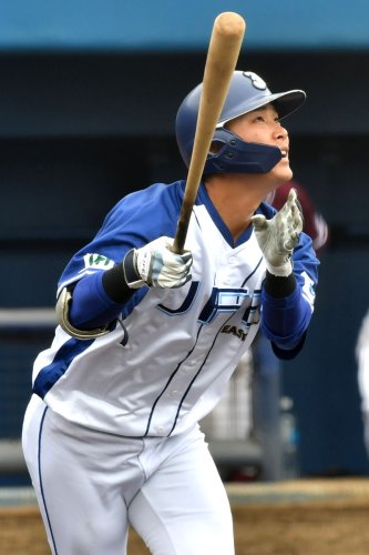ＹＢＣ柏－ＪＦＥ東日本　５回裏ＪＦＥ東無死、山城が右越え本塁打を放つ＝県総合ＳＣ