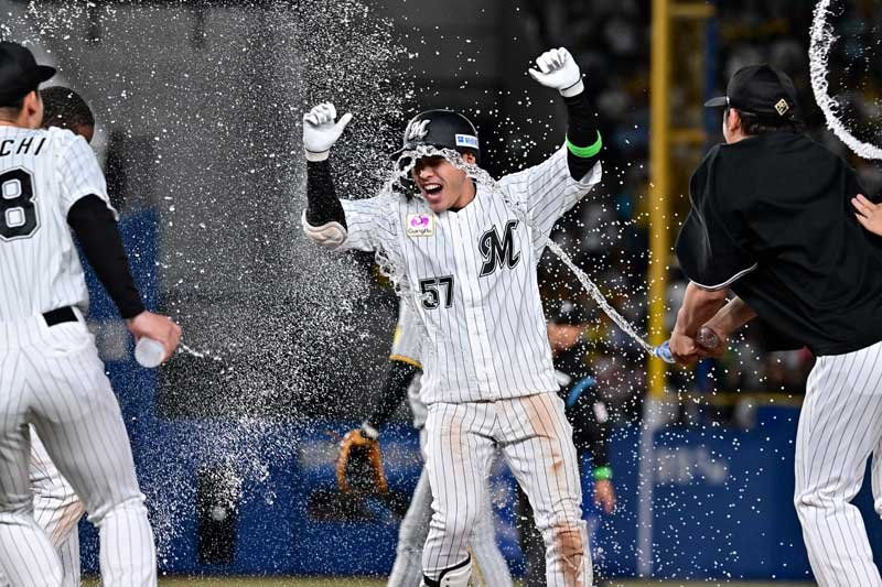 １０回千葉ロッテ２死満塁、小川が押し出し四球を選びサヨナラ勝ち＝ＺＯＺＯマリン