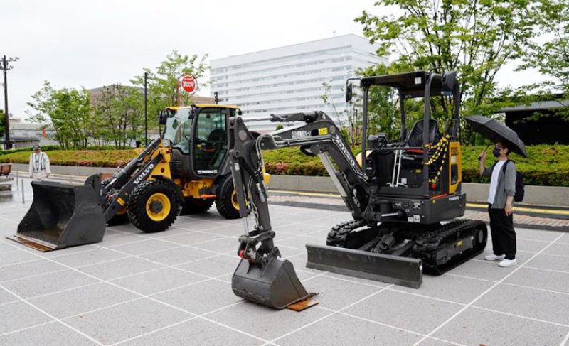 トンネル化された国道３５７号上の道路スペースを活用して開かれた社会実験イベント。後方は千葉市役所＝３１日、千葉市中央区