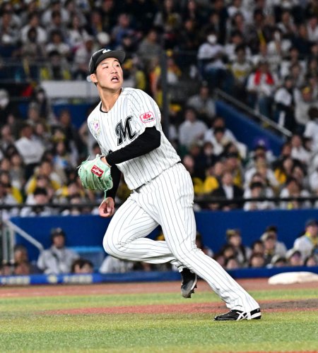阪神戦の７回、前川に勝ち越し打を許した千葉ロッテの菊地＝ＺＯＺＯマリン