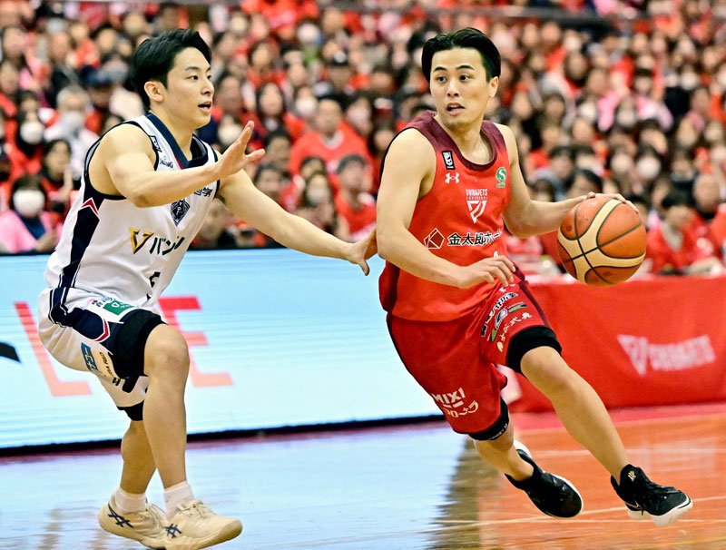 リーグ戦で競り合った千葉Ｊの富樫（右）と横浜ＢＣの河村＝２月、船橋アリーナ