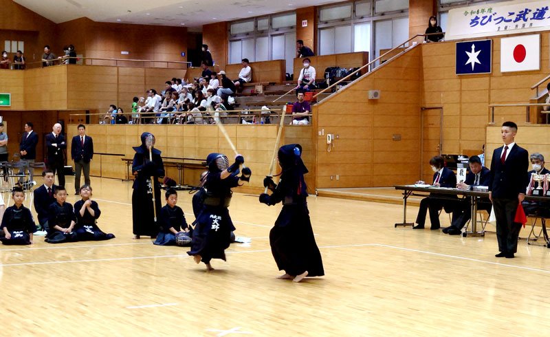 「ちびっこ武道大会」で熱戦を繰り広げる小学生剣士＝市原市のゼットエー武道場