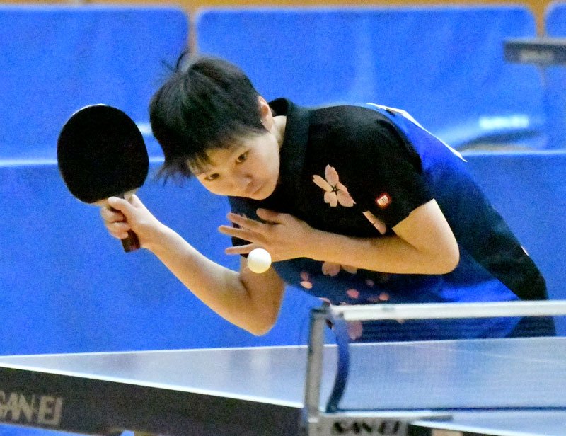 女子シングルスで優勝した和洋国府台女の内藤ひかり