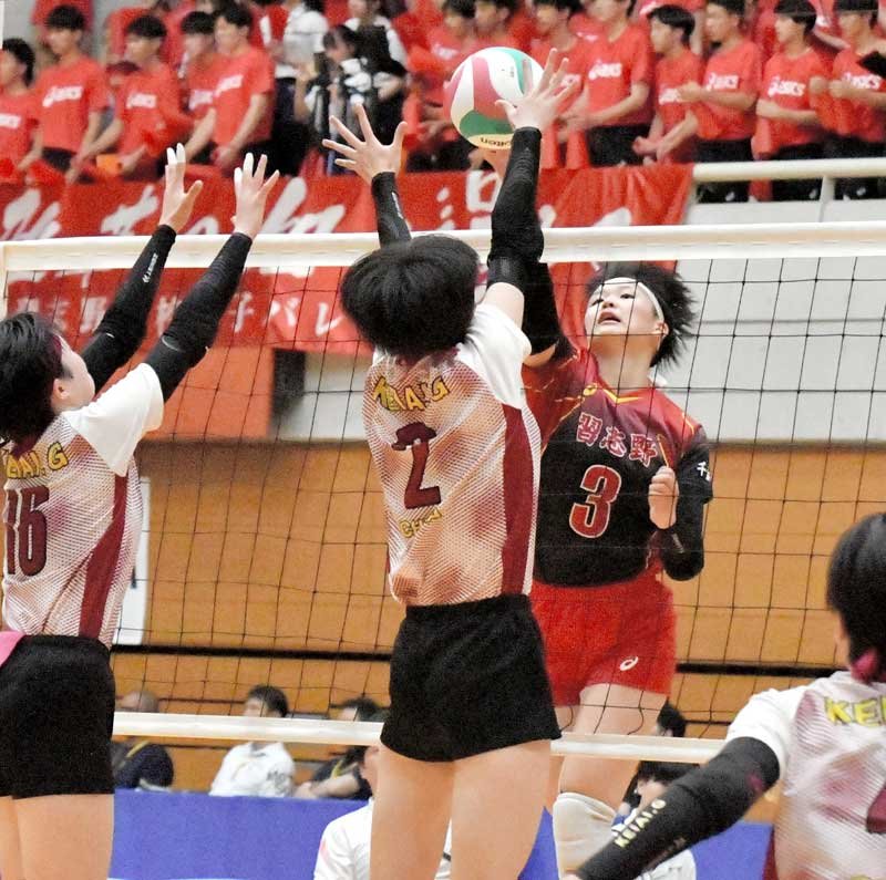 第２セット、スパイクを放つ習志野の海老原