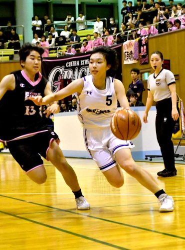昭和学院－千葉英和　第２クオーター、競り合う昭和学院の前田（５）＝八千代市市民体育館