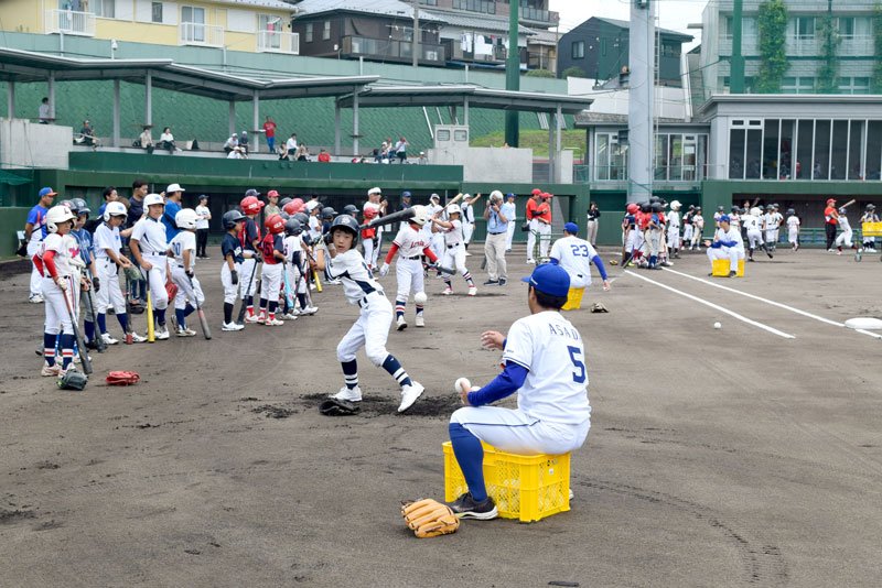 ＮＴＴ東の選手のトスでティーバッティングをする小学生＝２９日、船橋市飯山満町