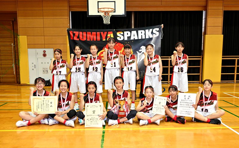 女子優勝の泉谷スパークス
