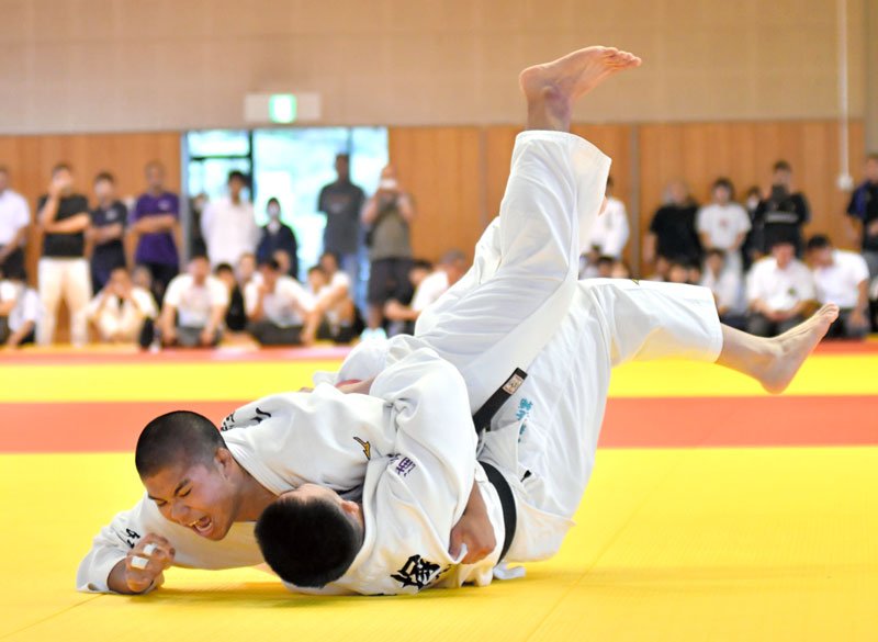 男子団体決勝　相手を投げる木更津総合の小川（県総合ＳＣ武道館）