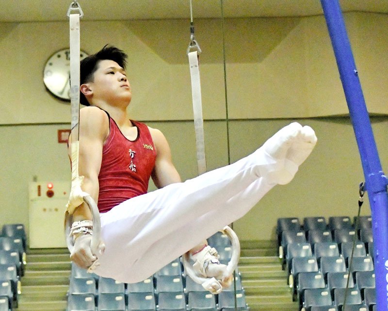 男子個人総合で優勝した市船橋・角皆のつり輪＝千葉ポートアリーナ