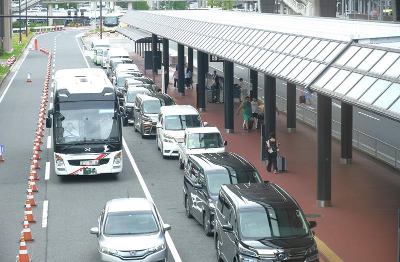 ２本ある走行レーンの片方にコーンを置いて閉鎖し、二重駐車を防ぐ実証実験が行われる成田空港の乗降場＝１０日午後、成田市（画像の一部を加工しています）
