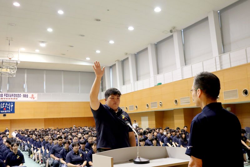 選手団を代表して全国での活躍を誓った横瀬陽翔選手＝１０日、千葉市稲毛区
