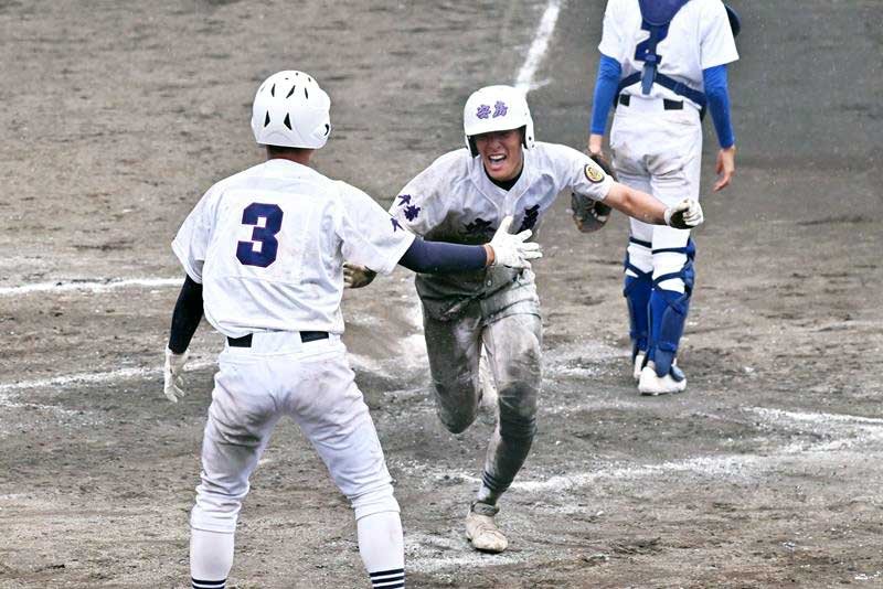 安房－松戸馬橋　延長１２回表安房無死一塁、本塁に生還し喜ぶ奥山（中央）を出迎える向後＝袖ケ浦市営