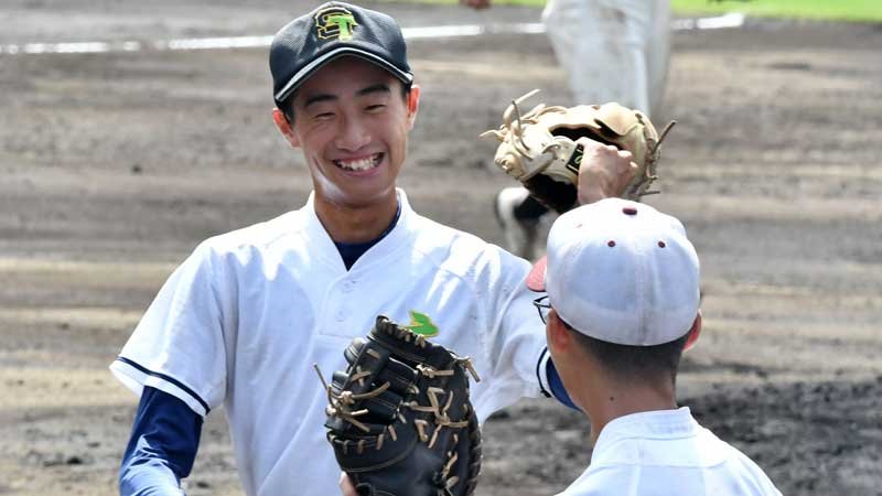 清水、沼南、沼南高柳、流山おおたかの森連合―流山南　４回裏清水、沼南、沼南高柳、流山おおたかの森連合２死、三者凡退で終え喜ぶ秋本＝県総合ＳＣ