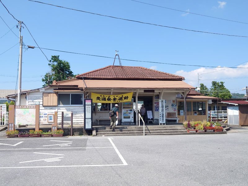 気温３９度を観測した市原市牛久地区にある小湊鉄道・上総牛久駅前＝２３日午後２時２５分ごろ