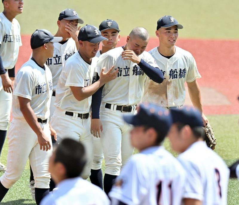 サヨナラ負けに涙を流す市船橋の工藤（右から２人目）
