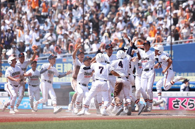 木更津総合－市船橋　６年ぶり８度目の優勝が決まり歓喜の輪をつくる木更津総合ナイン＝ＺＯＺＯマリン