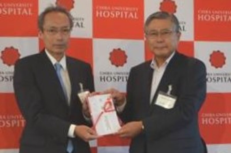 大鳥病院長（左）に目録を手渡す佐久間会長＝千葉市中央区
