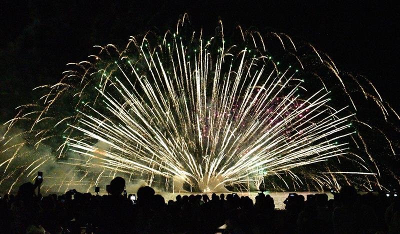 約７千発の花火が夜空と川面を彩った＝１日夜、香取市
