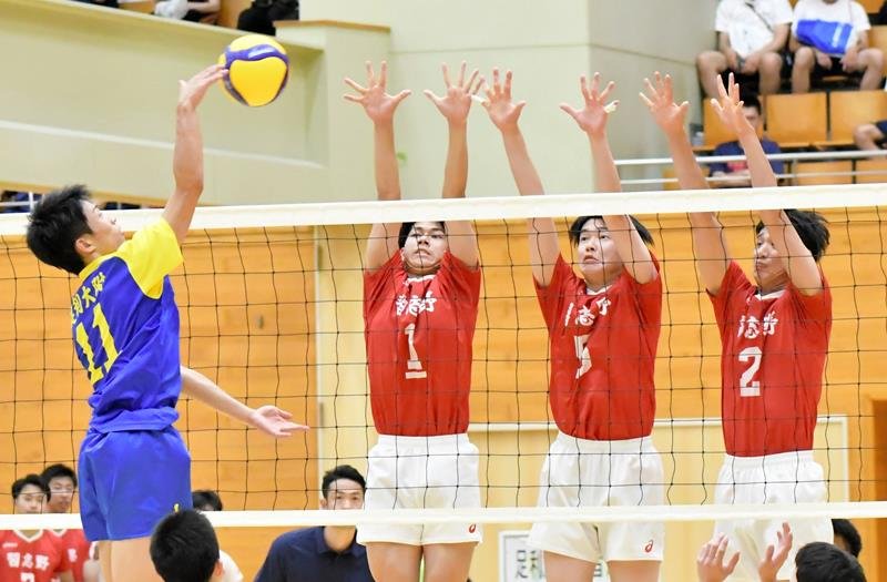 足利大付－習志野　ブロックに跳ぶ習志野の谷俊造（１）ら＝ダイハツ九州アリーナ