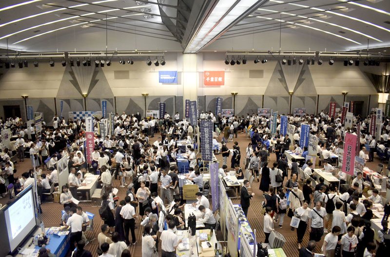 開場から多くの来場者でにぎわった進学フェア＝３日、千葉市美浜区