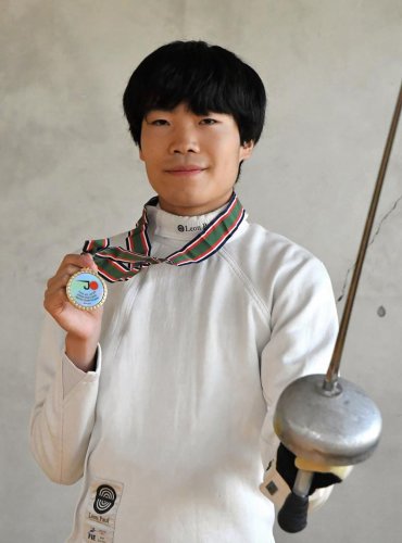 全国中学生フェンシング選手権大会で優勝した石田英優＝松戸市
