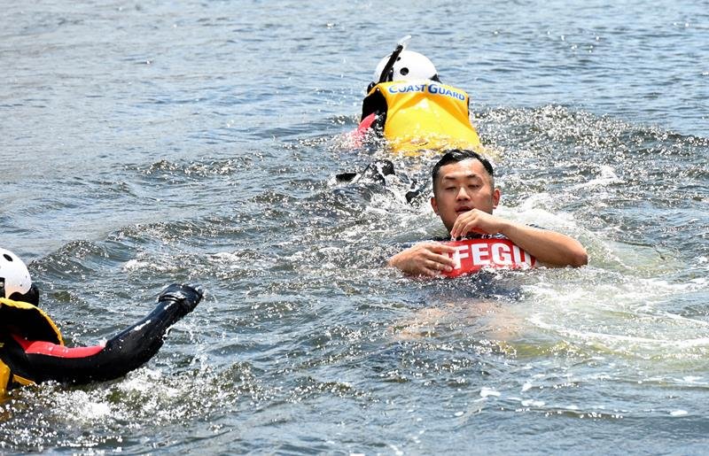 ボートから転落した男性を助ける海面救助員らの訓練＝９日、千葉市中央区中央港
