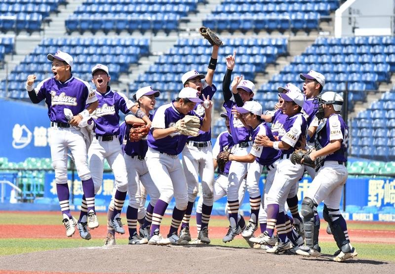 優勝を決め喜ぶ佐倉シニアの選手たち＝ＺＯＺＯマリン
