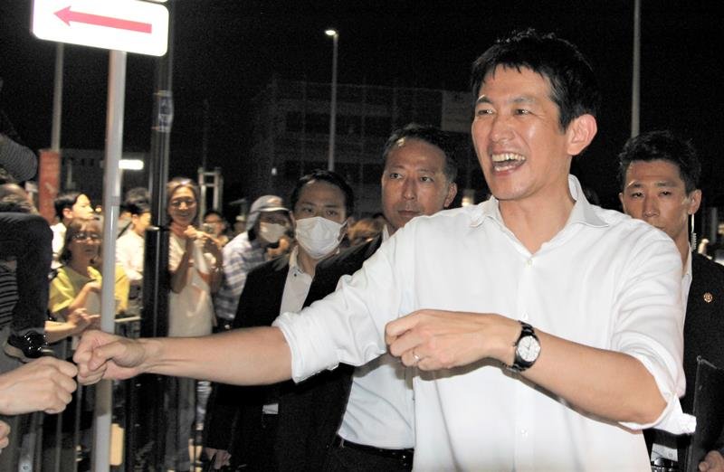 街頭演説終了後、支持者とグータッチする自民党の小林氏＝２６日、千葉市花見川区