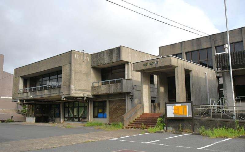 ２０１９年まで使用されていた成田市の旧大栄支所＝１日
