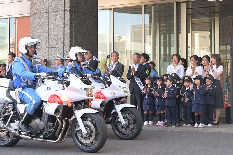 事故防止へ「早めのライト点灯を」　元体操のお兄さんの福尾誠さんが呼びかけ　県庁で秋の交通安全運動出動式