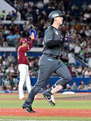 ９回千葉ロッテ２死三塁、ソト（手前）が右飛に倒れて試合終了＝ＺＯＺＯマリン