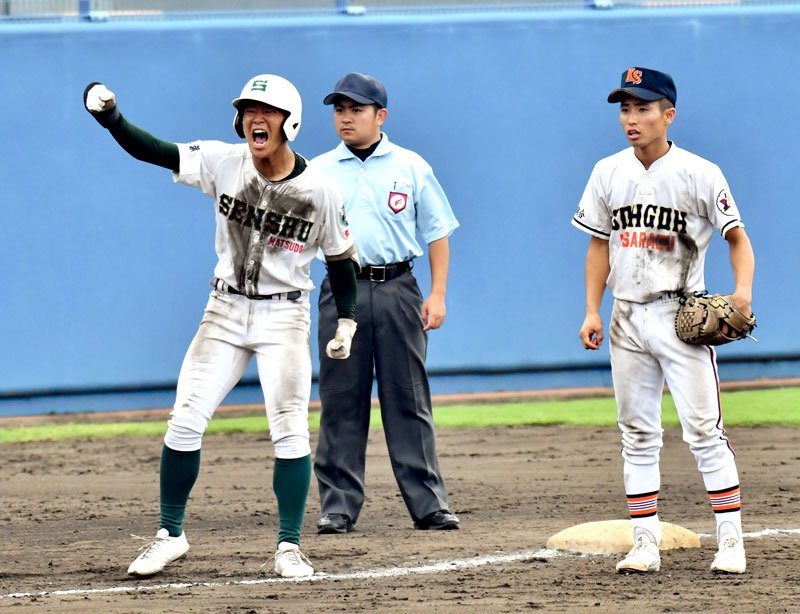 専大松戸－木更津総合　８回裏専大松戸２死一、二塁、同点２点三塁打を放ち喜ぶ川島（左）＝千葉県総合ＳＣ