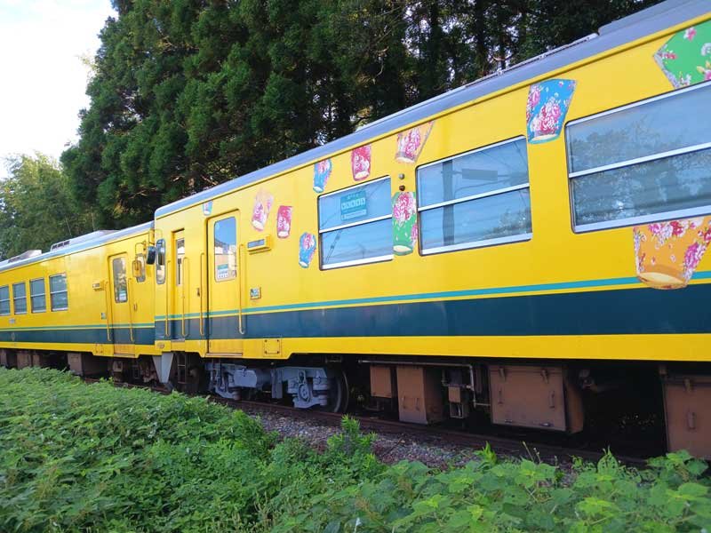 脱線したいすみ鉄道の車両=４日午前、いすみ市苅谷