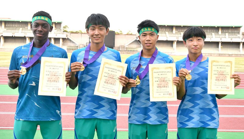男子４００メートルリレー　優勝した市船橋（左からハッサン、宮下、東島、片山）＝ゼットエー