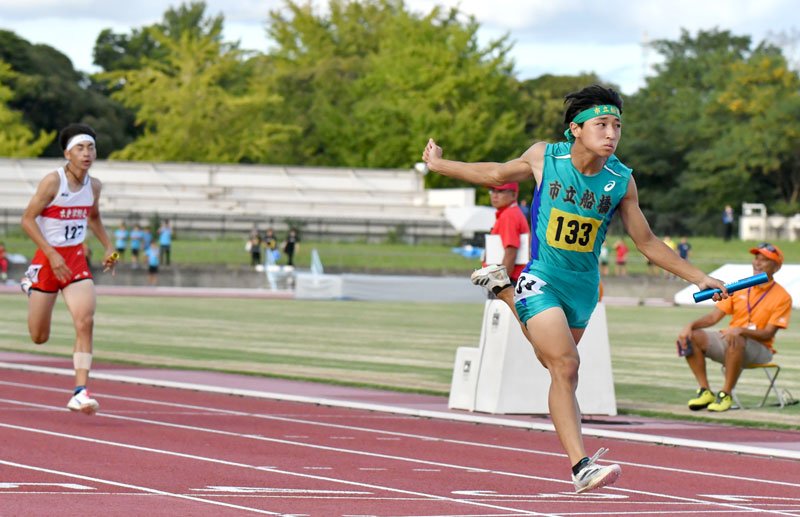 男子４００メートルリレー　大会新記録でゴールする市船橋のアンカー片山瑛太（１３３）＝ゼットエー