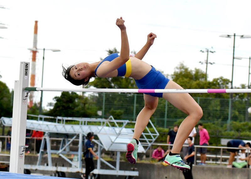 女子走り高跳びで優勝した八千代松陰の倉田心夏＝ゼットエー